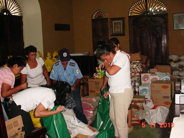 Trabajadores municipales hacen paquetes para 400 familias damnificadas por lluvias